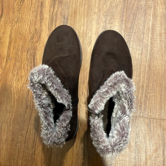 Basic Editions Shoes - NWT women’s size 9M ankle boots brown with faux fur around the top